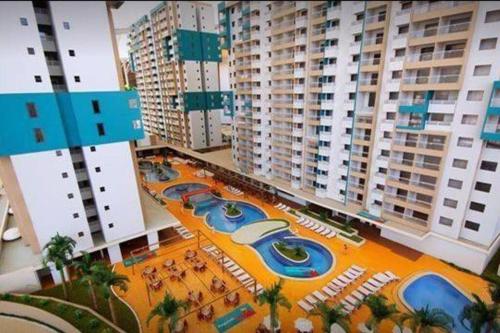 uma vista aérea de um resort com uma piscina em Apartamento no Olímpia Park Resort (Melhor preço!) em Olímpia