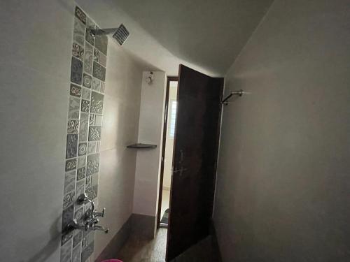 Habitación con baño con ducha y aseo. en Shree Sadguru Krupa Yatri Niwas, en Kolhapur