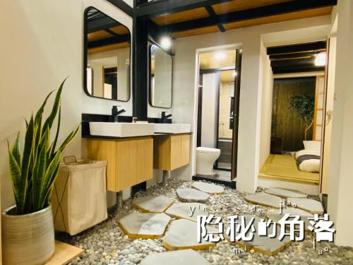 a bathroom with a sink and a mirror at 倚鳳閣 in Tainan