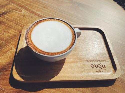a cup of coffee on a tray on a table at สะปันดีวิว Sapan Dee View บ่อเกลือ น่าน in Ban Huai Ti