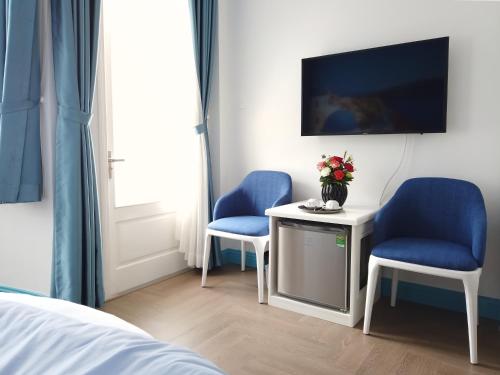 TV a/nebo společenská místnost v ubytování Free Style Hotel Dalat