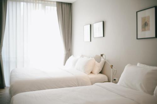 เตียงในห้องที่ humble abode Bangkok Vacation Home