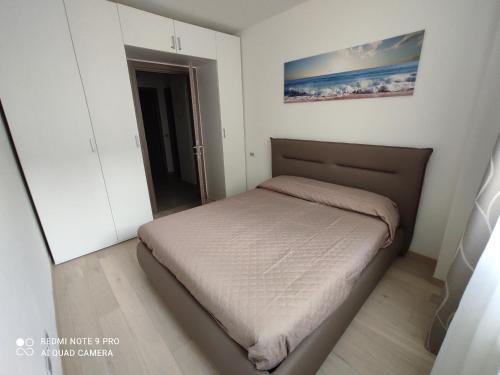 ein kleines Schlafzimmer mit einem Bett in einem Zimmer in der Unterkunft PAMA MAR in Imperia