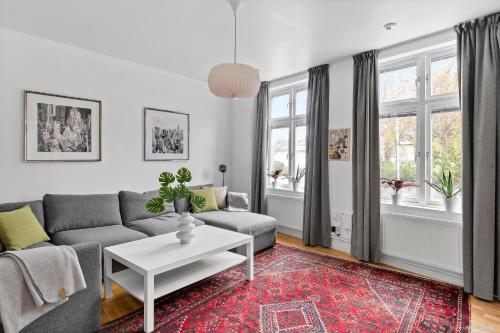 a living room with a couch and a table at HernöRum Storgatan - Centrala lägenheter in Härnösand
