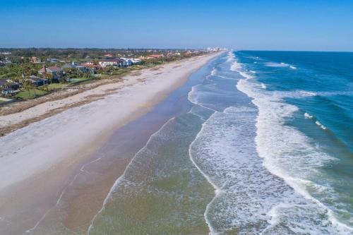an aerial view of a beach with waves at Sunny Lemon in Middleburg