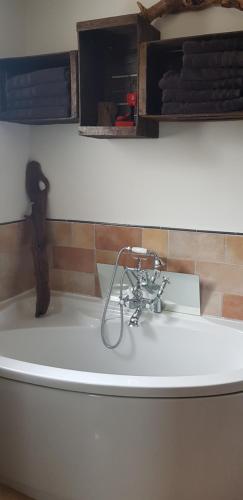 lavabo blanco con grifo en el baño en Évasion Luxueuse en Drôme Provençale, en Rochegude
