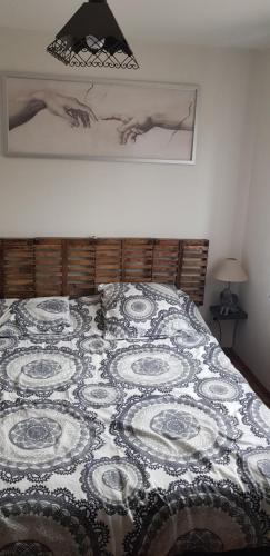 Una cama con edredón en un dormitorio en Évasion Luxueuse en Drôme Provençale, en Rochegude