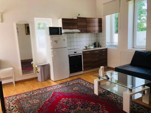 uma cozinha com um frigorífico branco e um fogão preto em A1 Stay Apartments em Copenhague