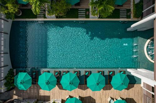 an overhead view of a swimming pool with umbrellas at Maladee Rendezvous Hotel Chiang Mai in Chiang Mai