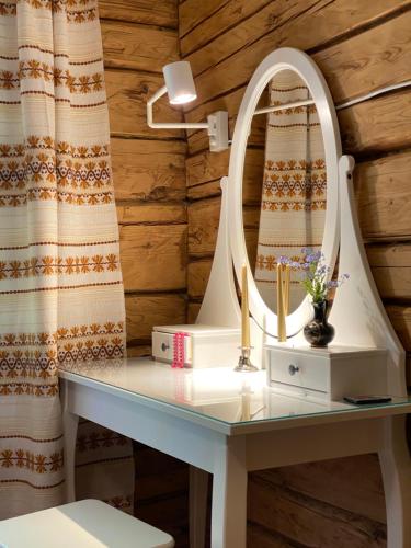 einen Schminktisch mit Spiegel und Lampe in der Unterkunft Sepa farm stay in Pikavere