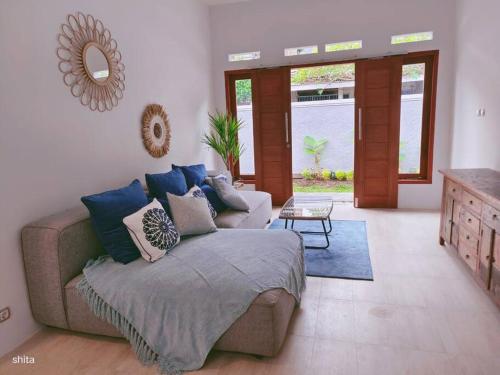 Posezení v ubytování Coco Heaven Senggigi - 2 BR Private Villa with Private Pool