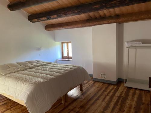 Giường trong phòng chung tại Mulino delle Cortine