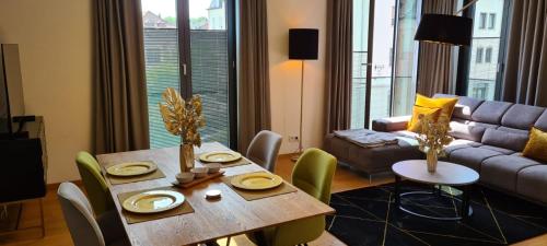 ein Wohnzimmer mit einem Tisch, Stühlen und einem Sofa in der Unterkunft Ferienwohnung City Loft Fulda in Fulda