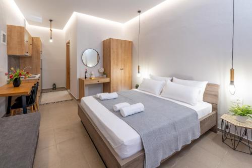 アムーダラ・イラクリオンにあるSea Sun Apartmentのベッドルーム1室(大型ベッド1台、タオル2枚付)