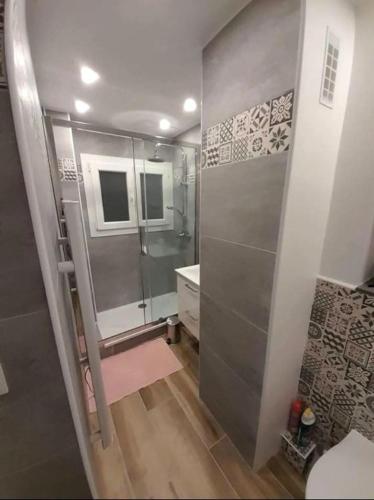 une salle de bain avec une douche, des toilettes et un lavabo dans l'établissement Appartement proche du port et des plages du Mourillon - Climatisé, à Toulon