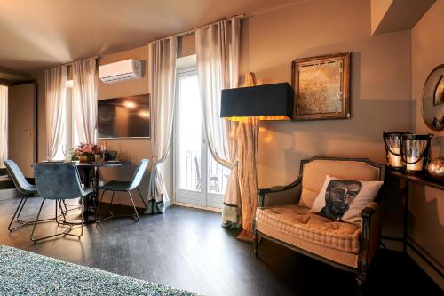 un soggiorno con divano e tavolo di My Home For You - Città Alta a Bergamo