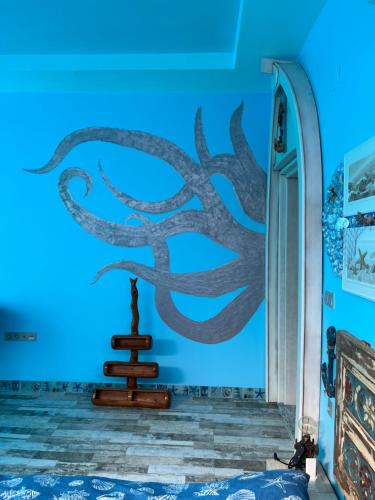 a dragon sculpture on the wall of a room at HemDem Alçıtepe in Canakkale