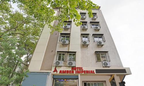 um edifício alto com ar condicionado em Treebo Trend Amber Imperial em Mumbai