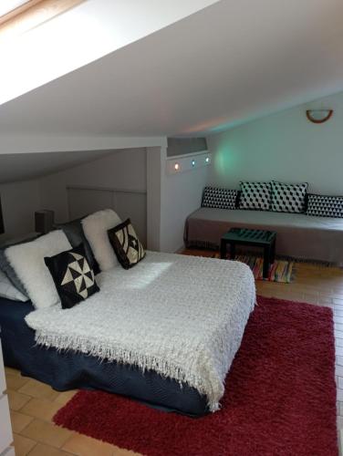 Ένα ή περισσότερα κρεβάτια σε δωμάτιο στο La Mansardiere