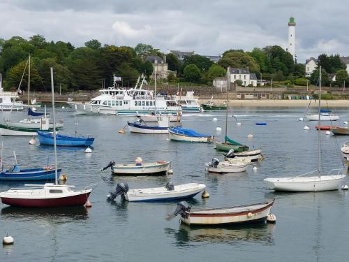 a bunch of boats in a body of water at Studio lumineux proche port & plages in Bénodet