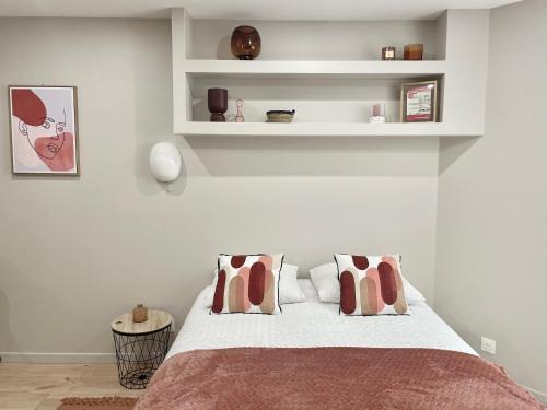 コルマールにあるLe Schongauerの白い壁のベッドルーム1室、ベッド1台(枕付)