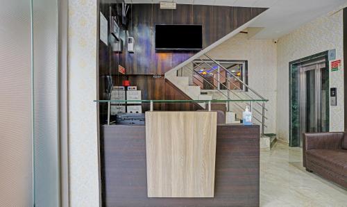 um átrio com um bar com televisão e escadas em Treebo Trend Amber Imperial em Mumbai