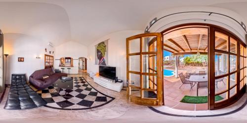 Villa Marina Deluxe & Spa Pool في بلايا بلانكا: غرفة معيشة مع غرفة كبيرة مع مسبح