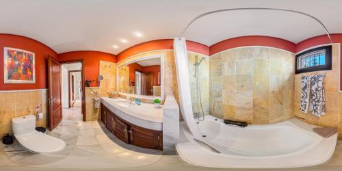 łazienka z dużą wanną i dużym lustrem w obiekcie Villa Marina Deluxe & Spa Pool w mieście Playa Blanca