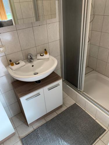 Bilik mandi di Apartments Katarina