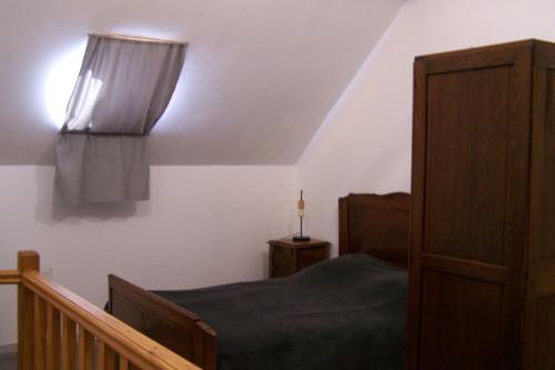a bedroom with a bed and a window at petit gite in Rilly-sur-Loire
