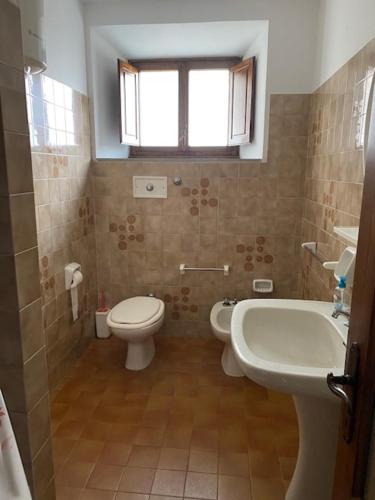 uma casa de banho com um WC e um lavatório em Torre Cavina em Palazzuolo sul Senio