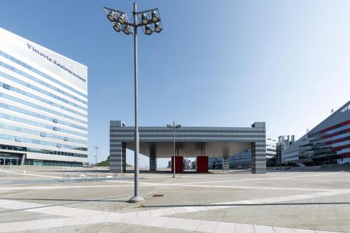 a street light in the middle of a parking lot at Mokinba Hotels Montebianco in Milan