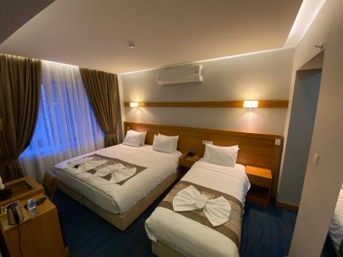 Cette chambre comprend 2 lits et une fenêtre. dans l'établissement Won Plaza, à Istanbul