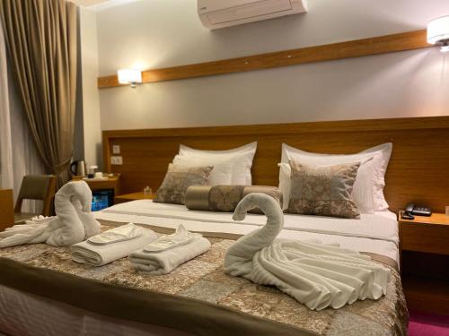 - une chambre d'hôtel avec 2 serviettes en cygne sur un lit dans l'établissement Won Plaza, à Istanbul