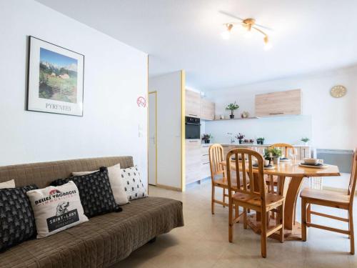 un salon avec un canapé et une table dans l'établissement Appartement cosy 7 pers à Saint-Lary avec balcon, parking et navette gratuite - FR-1-296-332, à Saint-Lary-Soulan