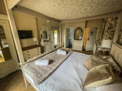 a bedroom with a large white bed in a room at Carreg Bran in Llanfairpwllgwyngyll