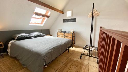 - une chambre avec un lit et une lampe dans l'établissement Chez Antoinette, au Crotoy