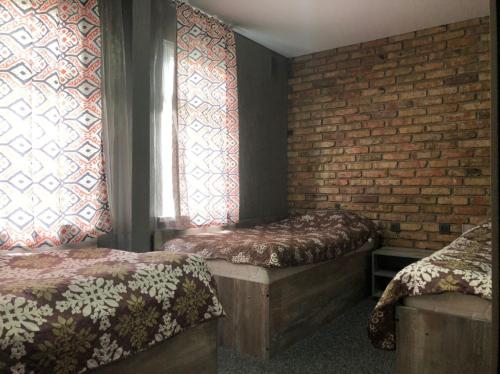 Un pat sau paturi într-o cameră la Гостевой Комплекс ARTек