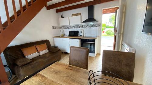 un salon avec un canapé et une table dans l'établissement Chez Antoinette, au Crotoy