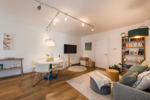 - un salon avec une table et un canapé dans l'établissement Apartment Alexandra, à Gmunden