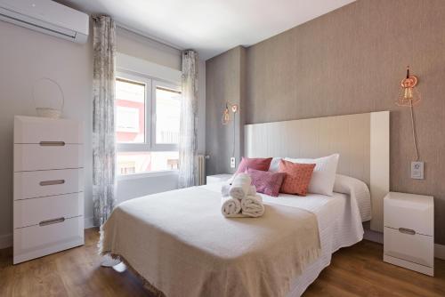 un dormitorio con una cama con un animal de peluche en Apartamento centrico parking aire acondicionado y wifi, en Granada