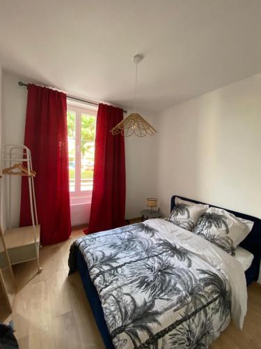une chambre avec un lit et une fenêtre avec des rideaux rouges dans l'établissement Charmant appartement Cité international - Gastronomie & Vin - Dijon, à Dijon