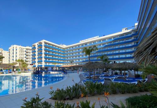 een groot hotel met een zwembad en een resort bij Hotel Tahití Playa in Santa Susanna