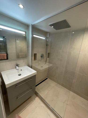 une salle de bain avec un lavabo et une douche dans l'établissement Gallo Premium, à Nice