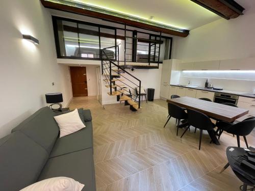 un salon avec un canapé et une table dans l'établissement Gallo Premium, à Nice