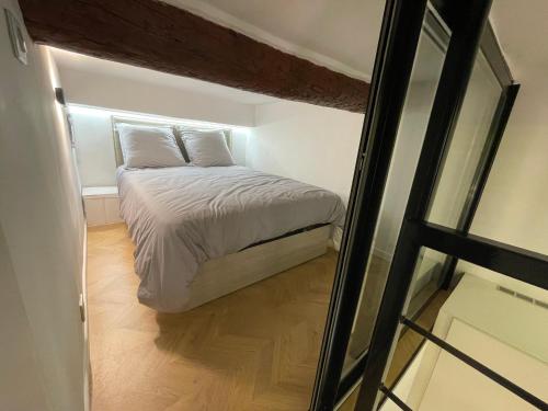 un lit dans une petite pièce avec une fenêtre dans l'établissement Gallo Premium, à Nice