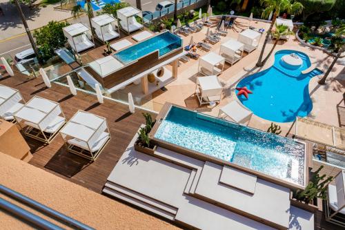 Marins Beach Club - Adults Only Hotel في كالا مييور: اطلالة علوية على مسبح في منتجع