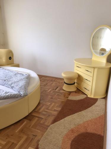 Una cama o camas en una habitación de Apartment Alpi