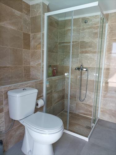 a bathroom with a toilet and a shower at MA-GIA in Pastida