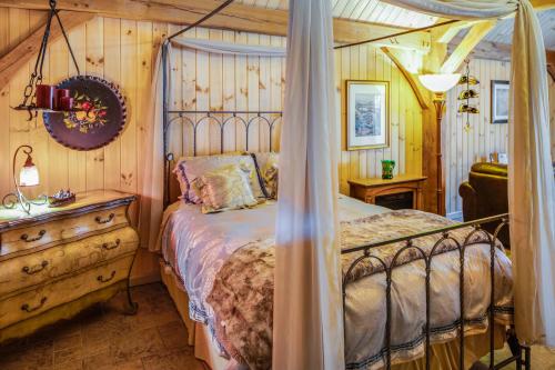 - une chambre avec un lit et un mur en bois dans l'établissement Shadow Mountain Escape Cabin Rentals, à Luray